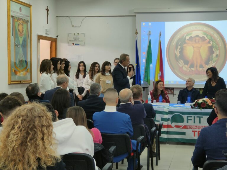 25/11/2022 –  SCUOLA E LAVORO, CONSEGNATE BORSE DI STUDIO AGLI STUDENTI DEL ITTS LEONARDO-LA TORRE DI TRAPANI